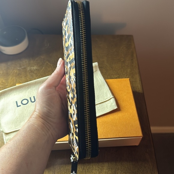 Louis Vuitton Limited Edition Jungle Zippy Wallet!! - Picture 7 of 15